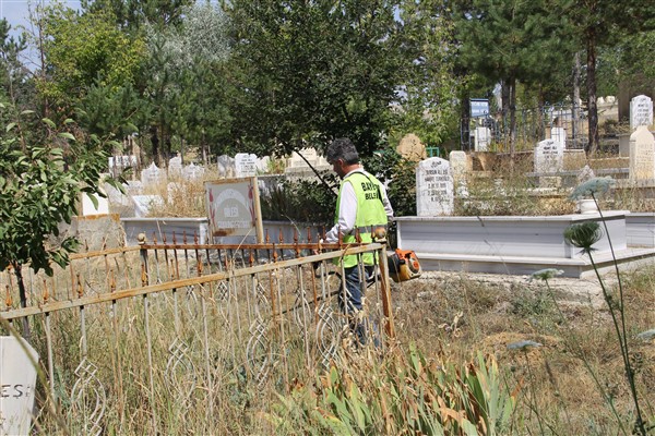 Bayburt’ta mezarlık ve türbelerde çalışmalar sürüyor