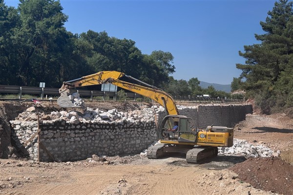 Muğla Büyükşehir Belediyesi, Sarayyanı Mahallesi’nde taş duvar çalışmasına devam ediyor