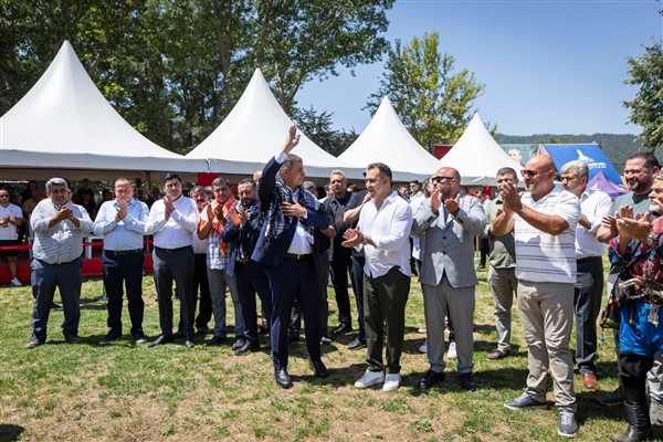 Başkan Tugay, Gölcük Yaylası Yağlı Güreşleri’ni izledi