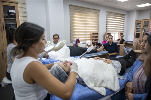 Mersin Büyükşehir Belediyesi’nden “Cilt Bakımı Kursu”