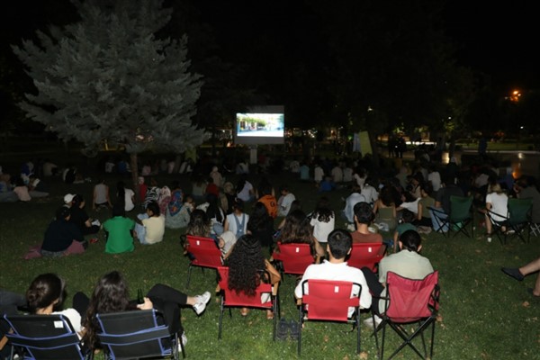 Dyarbakır’da açık havada sinema keyfi