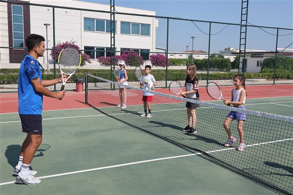 Döşemealtı’nda yeni tenis kursu açıldı
