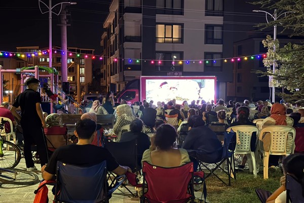 Yalova’da İsmetpaşa ve Paşakent mahallerinde açık hava sinema gösterimi düzenlendi