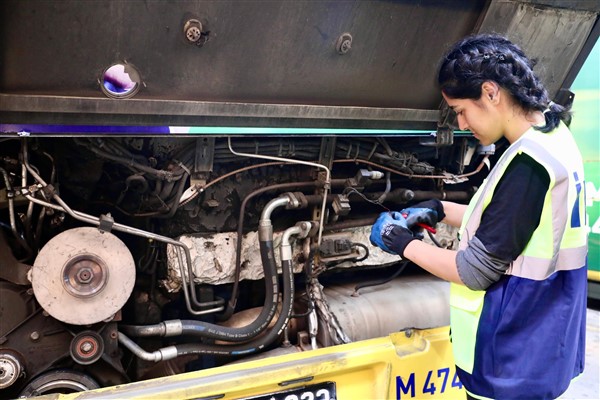 Kadınlar, İETT’te bakım ve onarım çalışmalarında görev aldı