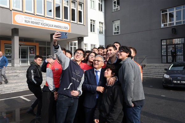 Kayseri Büyükşehir Belediyesi’nden öğrencilere ulaşım kartı desteği