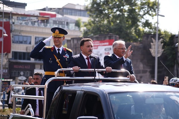 Büyükkılıç: Bayrağımızın gölgesinde omuz omuza nice bayramlara