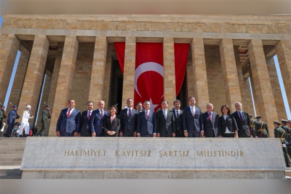 Özel, Anıtkabir’de düzenlenen resmi törene katıldı