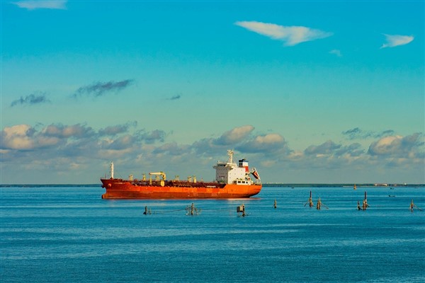 Arızalanan kuru yük gemisi, Ahırkapı Demir Sahası’nda demirletildi