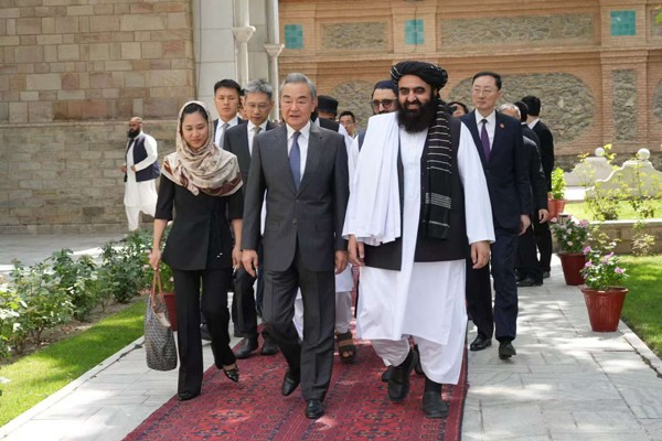 Wang Yi, Afganistan Dışişleri Bakanı Muttaqi ile görüştü