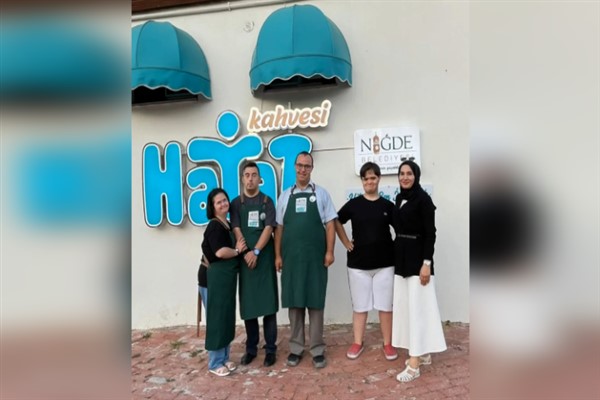 Hayat Kahvesi, her gün 15.00-23.00 saatleri arasında hizmet veriyor