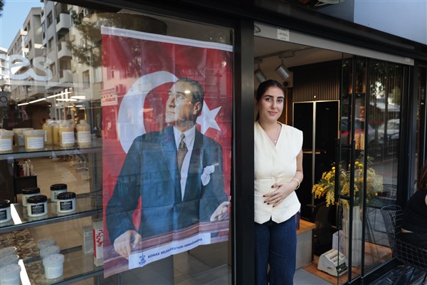 Konak Belediyesi’nden esnafa 30 Ağustos hediyesi