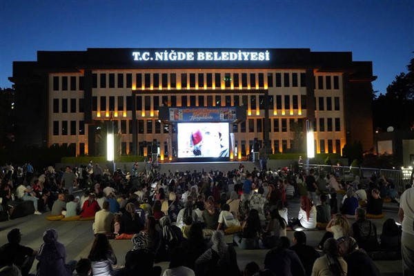 Niğde’de minderli sinema akşamları devam ediyor