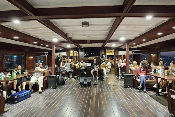 Bergama Vapuru’nda Rembetiko Gecesi düzenlendi