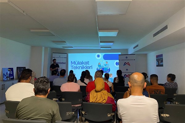 Kariyer Merkezi iş gücü piyasasına yönelik hizmetler sunuyor