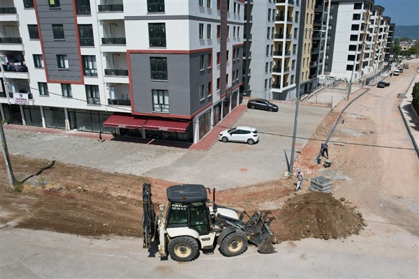 Yıldırım Belediyesi’nden parke ve bordür taşı döşeme çalışması