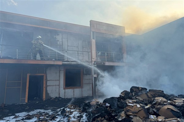 İzmir İtfaiyesi, Menemen’deki iş yeri yangınını kontrol altına aldı