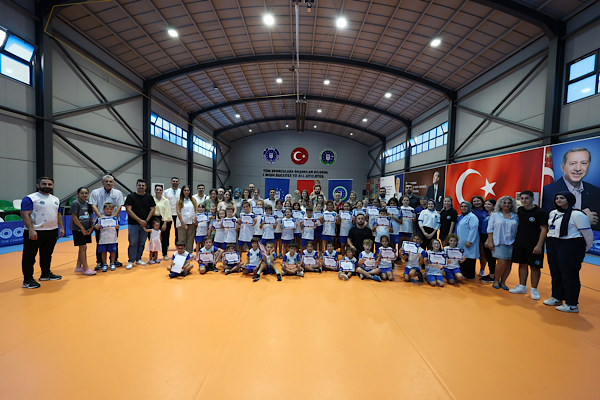 Bursa Yaz Spor Okulları’nda dönem sonu sertifikaları dağıtıldı