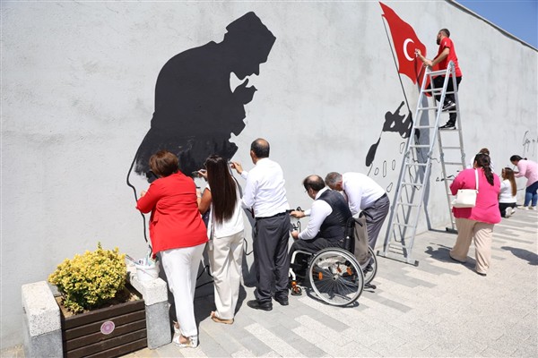 Bursa’da ‘zafer ruhu’ Şehitlik Abidesi duvarlarına yansıtıldı