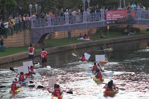 Eskişehir’de 30 Ağustos kutlamalarında kano gösterisi