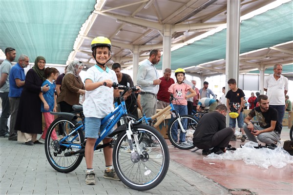 “Güle Oynaya Camiye Gel” projesi kapsamında çocuklara bisiklet dağıtımı başladı