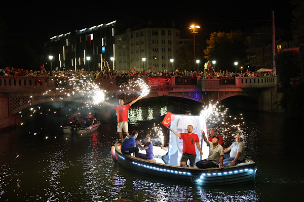 Porsuk Çayı’nda 30 Ağustos Zafer Bayramı Fener Alayı düzenlendi