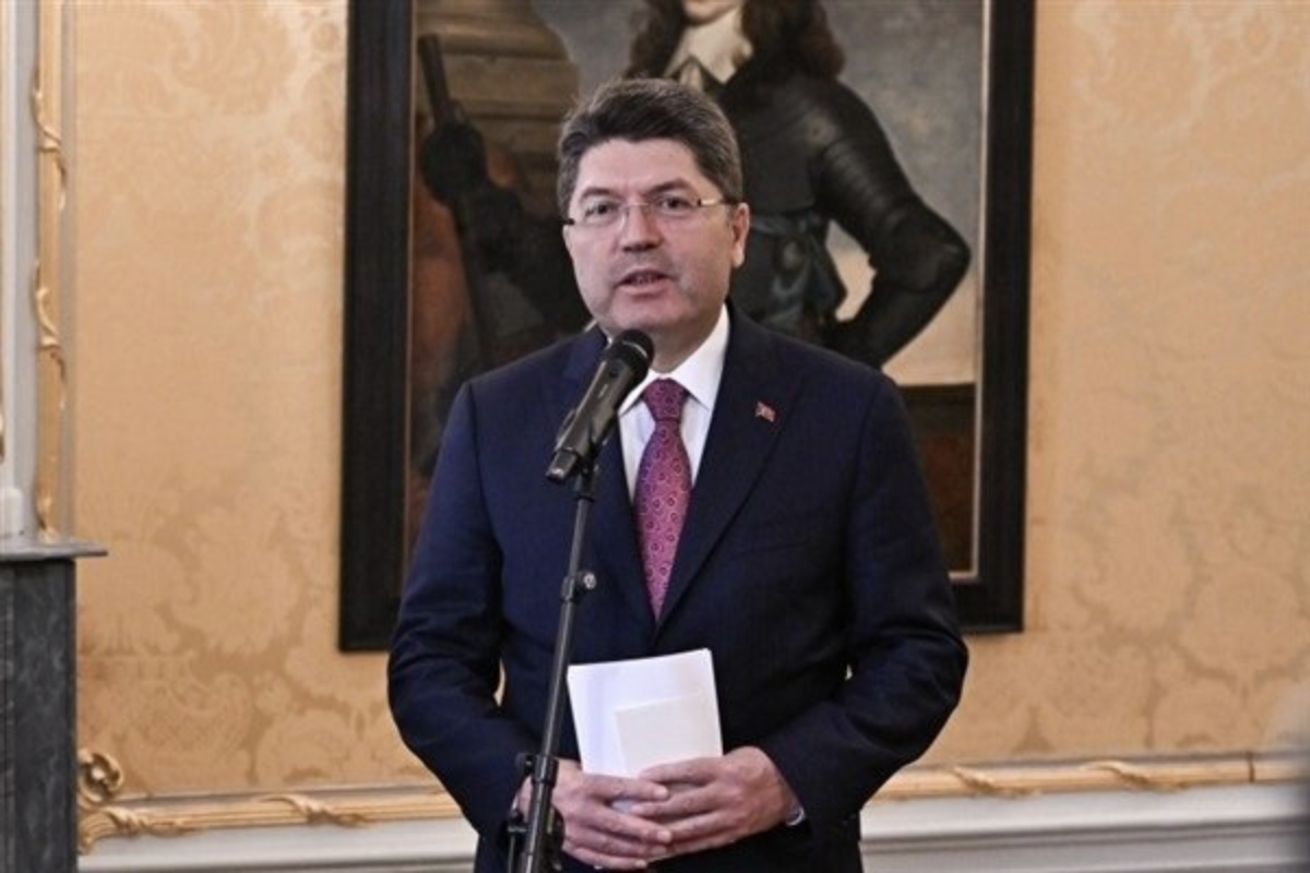 Tunç: Deprem sonrası yıkılan bina ile ilgili müteahhit ve bina sahibi gözaltına alındı