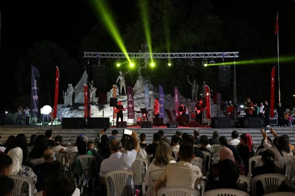 İnegöl, 30 Ağustos Zafer Bayramı’nı Riva Orkestrası ile kutladı