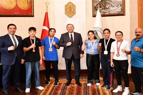 Kars Valisi Polat, başarılı sporcularla bir araya geldi