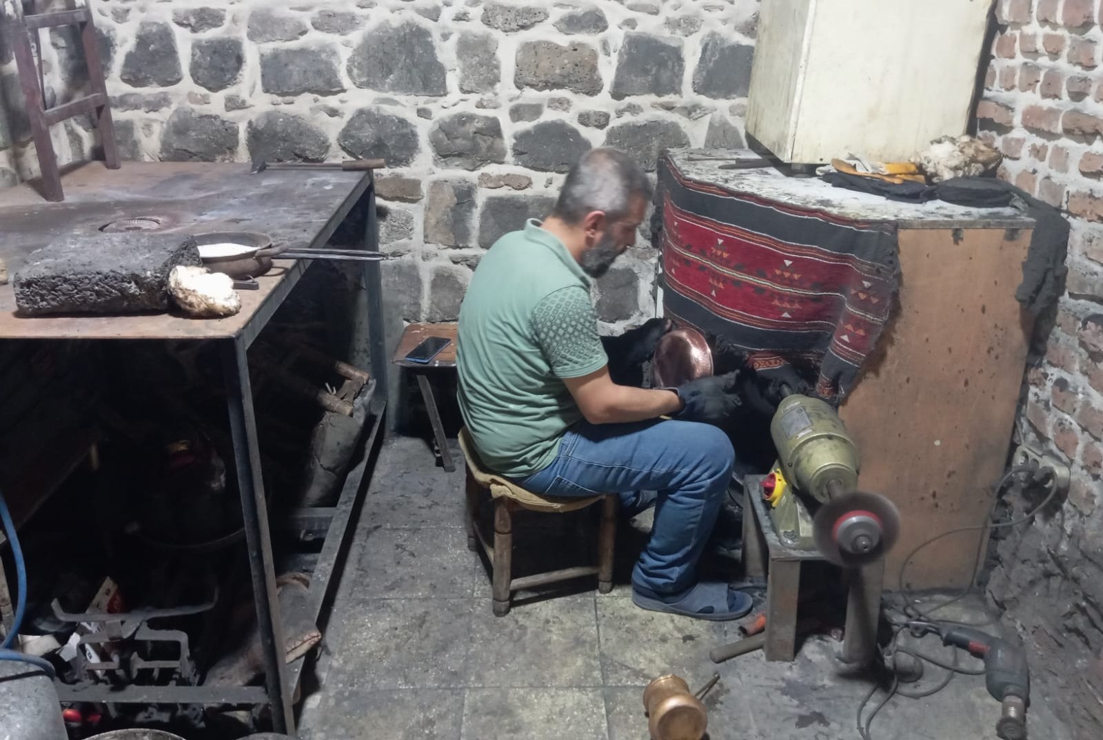 Diyarbakır’da 40 yıllık kalay ustası Arslan: Artık çırak yok çünkü bakıra talep azaldı