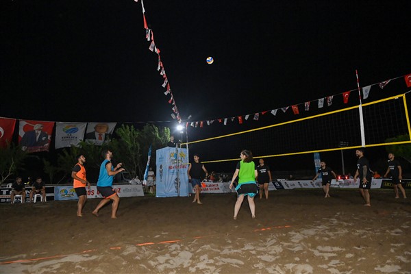 Kumluca’da 30 Ağustos Zafer Kupası Plaj Voleybolu Turnuvası başladı