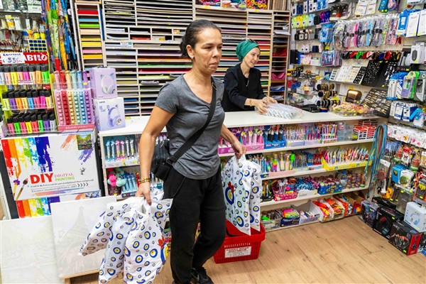 İzmir Büyükşehir Belediyesi’nden öğrencilere kırtasiye desteği