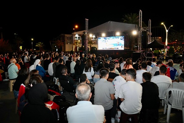 Giresun Atatürk Meydanı’nda dev ekran kuruldu
