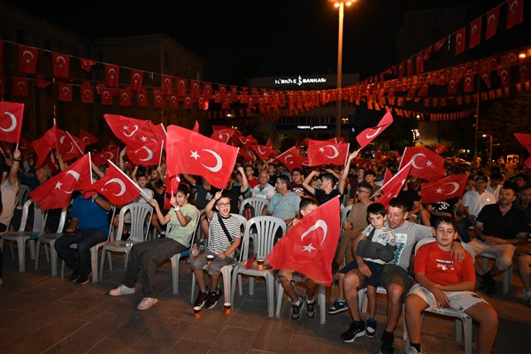 Isparta’da A Milli Futbol Takımının maçı dev ekranda izlendi