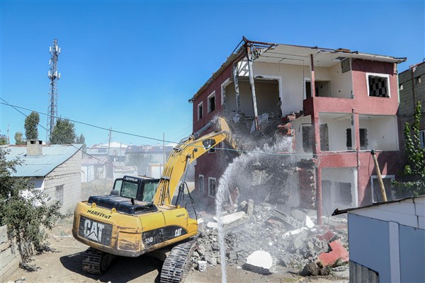 Van Büyükşehir Belediyesi’nden Hatuniye Caddesi’nde yıkım çalışması