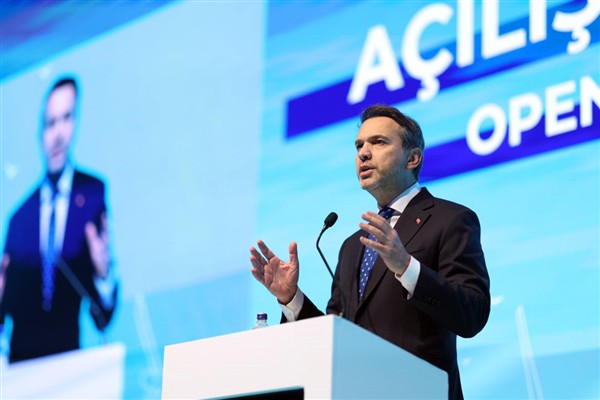 Bakan Bayraktar, Türkiye Rüzgar Enerjisi Kongresi’ne katıldı