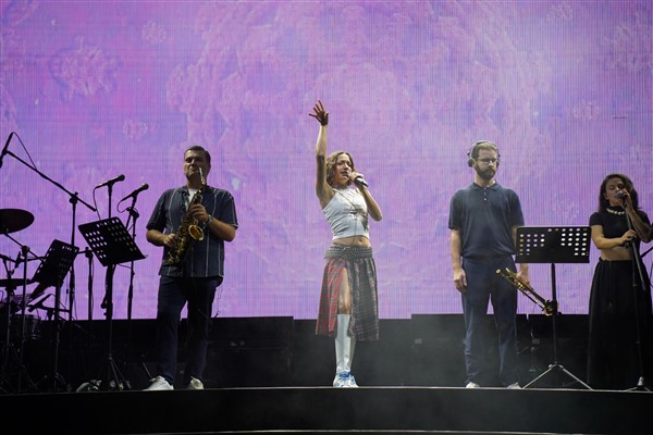 GaziFest final gecesinde Zeynep Bastık sahne aldı