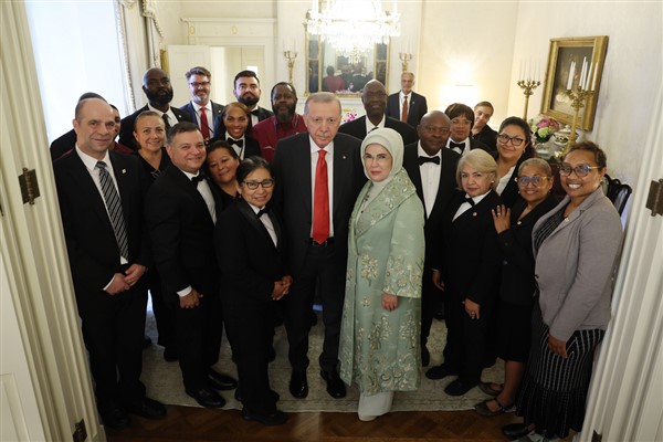 Cumhurbaşkanı Erdoğan, Blair House çalışanlarıyla hatıra fotoğrafı çektirdi