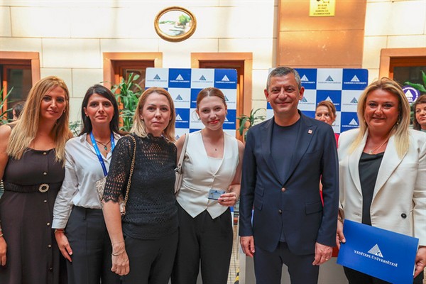 CHP Genel Başkanı Özel, Nehir Zeyrek’in üniversite kayıt işlemine eşlik etti