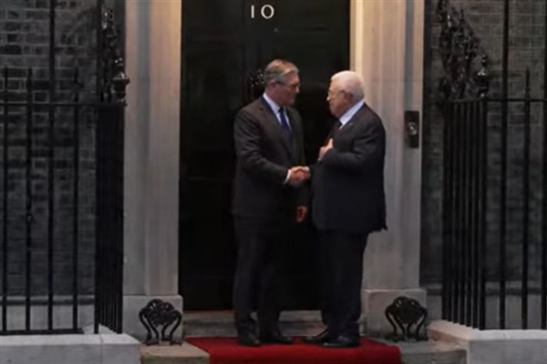 Starmer ve Abbas Hamas’ın Filistin devletinin yönetiminde rolü olmadığı konusunda hemfikir