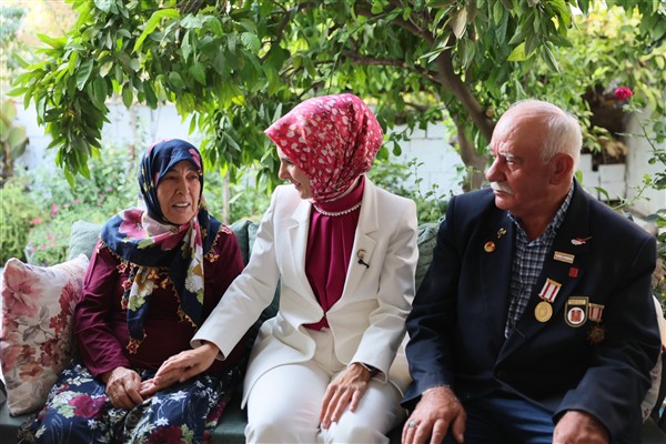 Bakan Göktaş, Kıbrıs gazisi ve eşinin evine misafir oldu