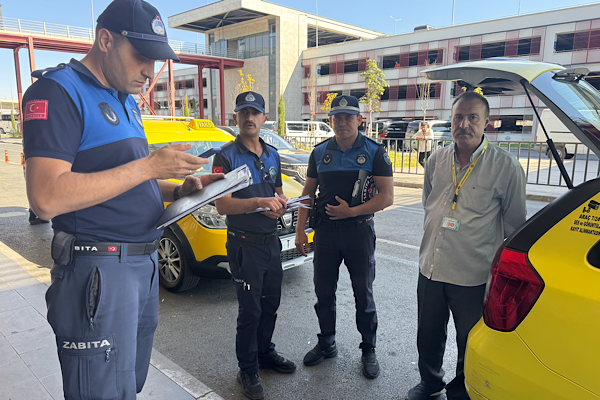 Büyükşehir zabıtası, taksi ve durakları denetledi