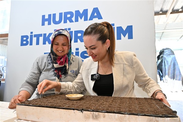 Başkan Vekili Özdemir bitki üretim tesisini gezdi