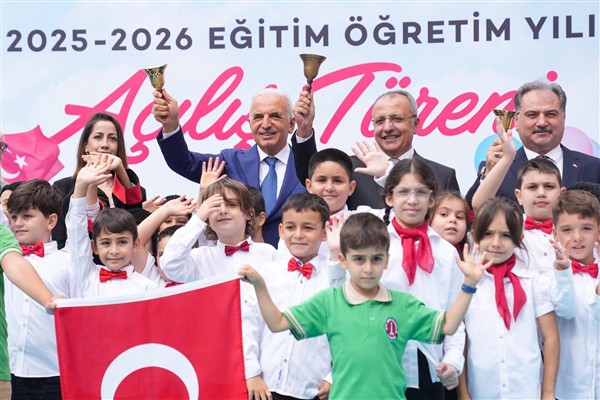 Ümraniye’de yeni eğitim öğretim döneminin ilk ders zili çaldı