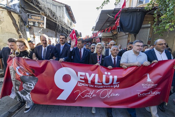 İzmir’de Zafer Yürüyüşü düzenlendi