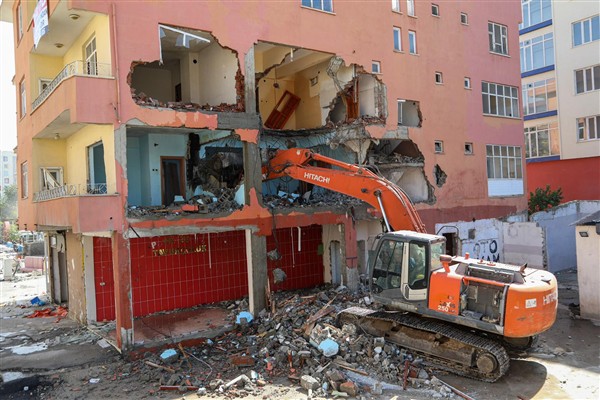 Van Büyükşehir, yol güzergahında kalan binanın yıkımını yapıyor