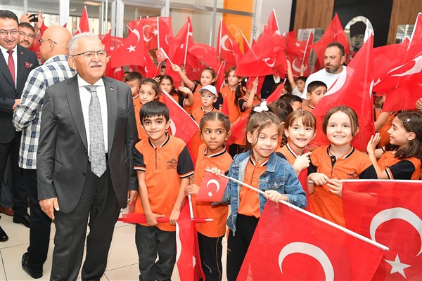 Büyükkılıç, okul ile eğitim öğretim yılının açılış törenine katıldı