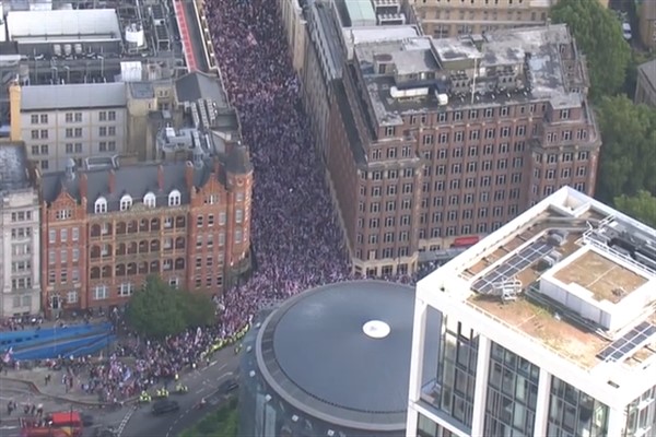 Londra’da Tommy Robinson mitingine 150.000 kişi katıldı, onlarca polis yaralandı
