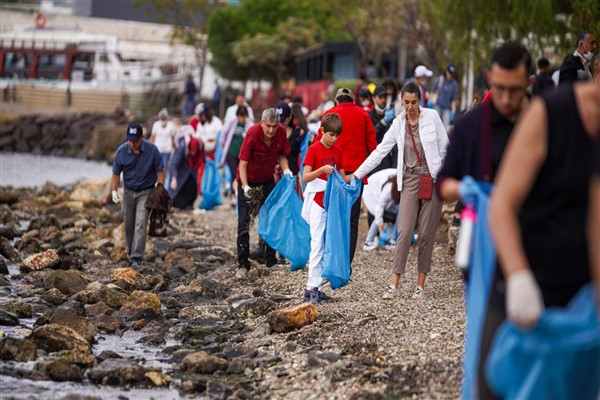 İzmirlilerden dünya rekoru için kıyı temizliği