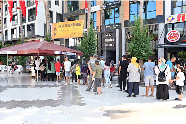 Kumluca’da Mevlid Kandili’nde lokma ikramı