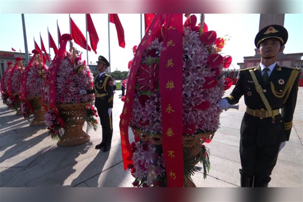Şehitler Günü’nde ulusal kahramanlara çiçek sepetleri sunuldu